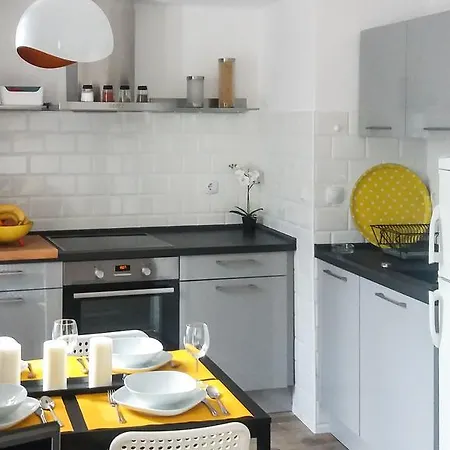 Dinghy Apartment *